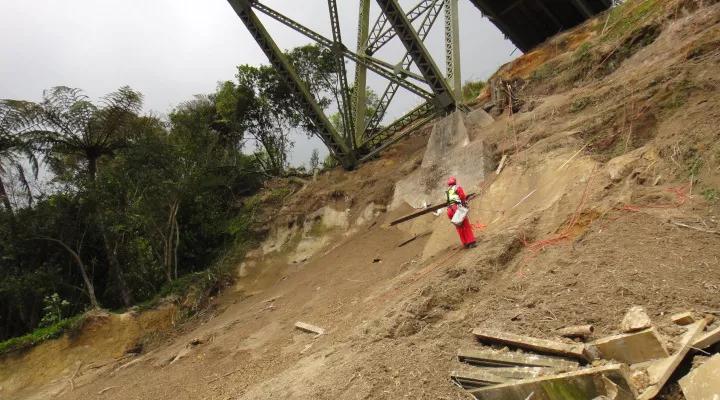 The Avalon team meshing a dirt slope beneath Victoria Bridge