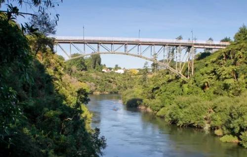 Victoria Bridge spanning the Waikato river at Cambridge, New Zealand